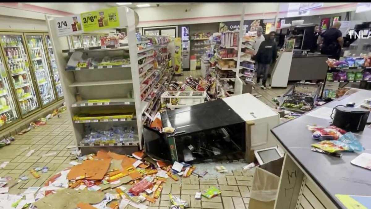 Large group ransacks 7-Eleven in San Pedro – NBC Los Angeles