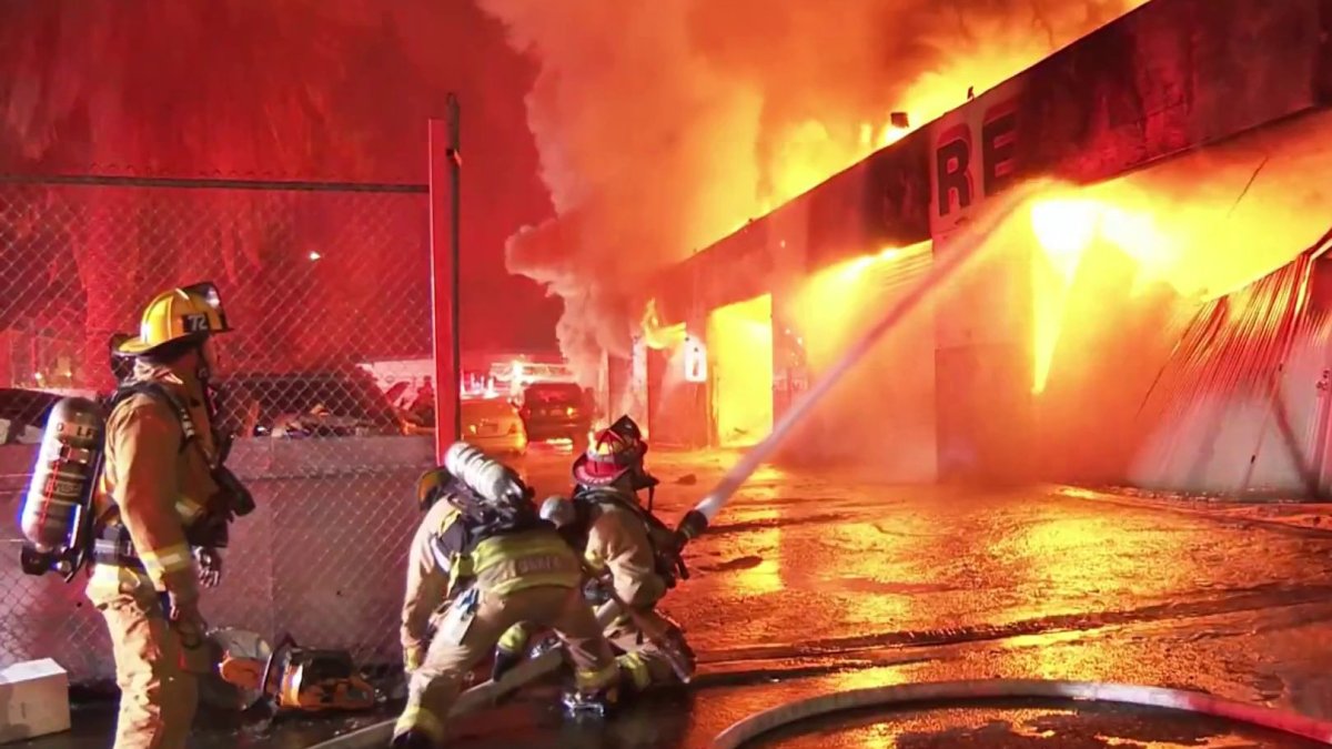 Fire destroys Canoga Park auto body shop – NBC Los Angeles