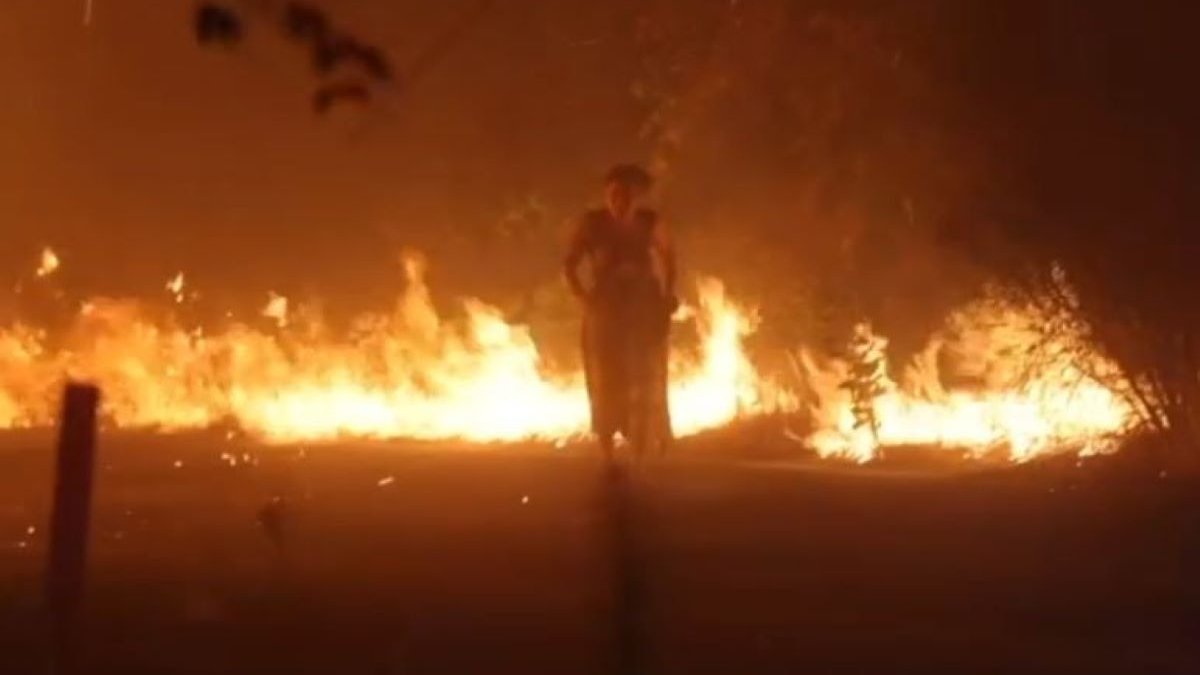 Firefighter rescues woman surrounded by Lake Elsinore wildfire – NBC Los Angeles