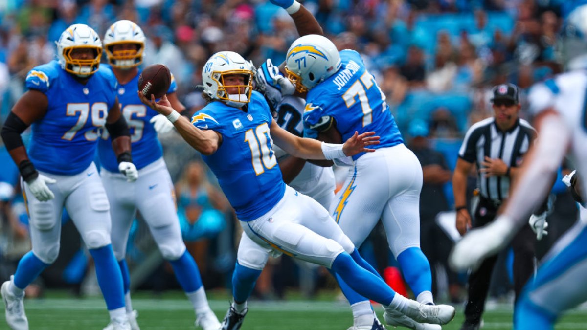 Justin Herbert throws 2 touchdowns to Quentin Johnston; Chargers hammer Panthers 26-3 to remain unbeaten – NBC Los Angeles