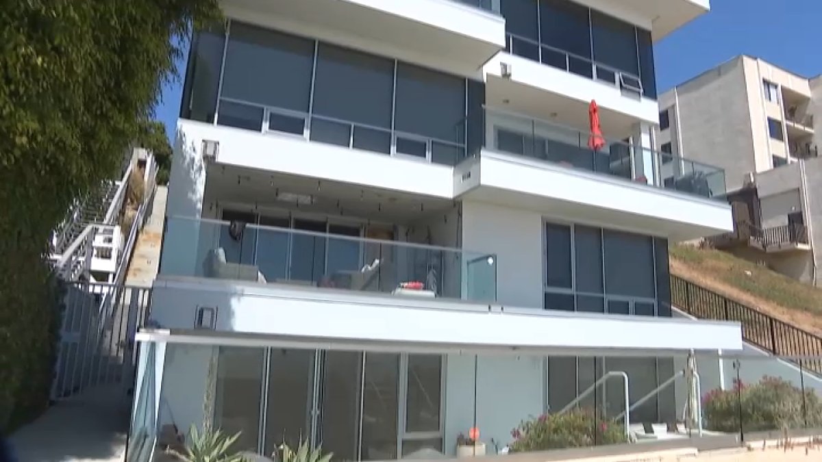 Man breaks into, stabs resident of beachside condo in Long Beach – NBC Los Angeles