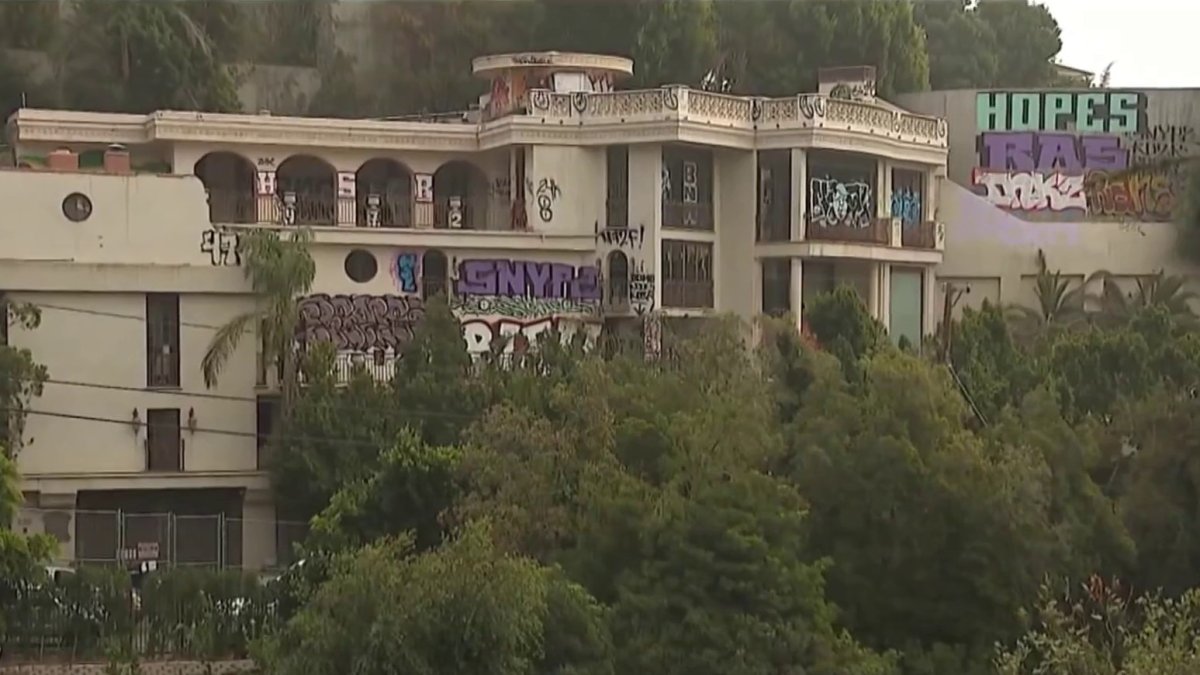 Second abandoned Hollywood Hills mansion covered in graffiti – NBC Los Angeles