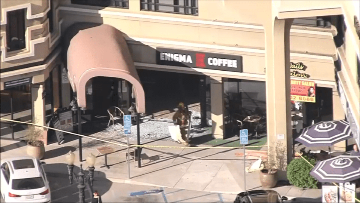 8 people injured after car slams into Tarzana strip mall – NBC Los Angeles