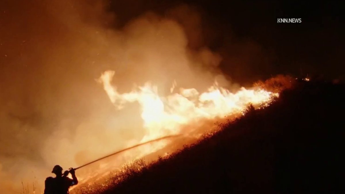 Brush fire burns 25 acres near Castaic Lake – NBC Los Angeles