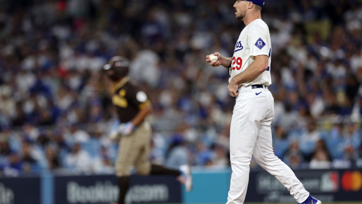 Padres power and defense dazzles in 10-2 blowout win over Dodgers to even NLDS at one game apiece – NBC Los Angeles